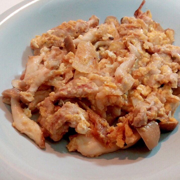 うま塩で　豚肉と玉ねぎとしめじの卵炒め